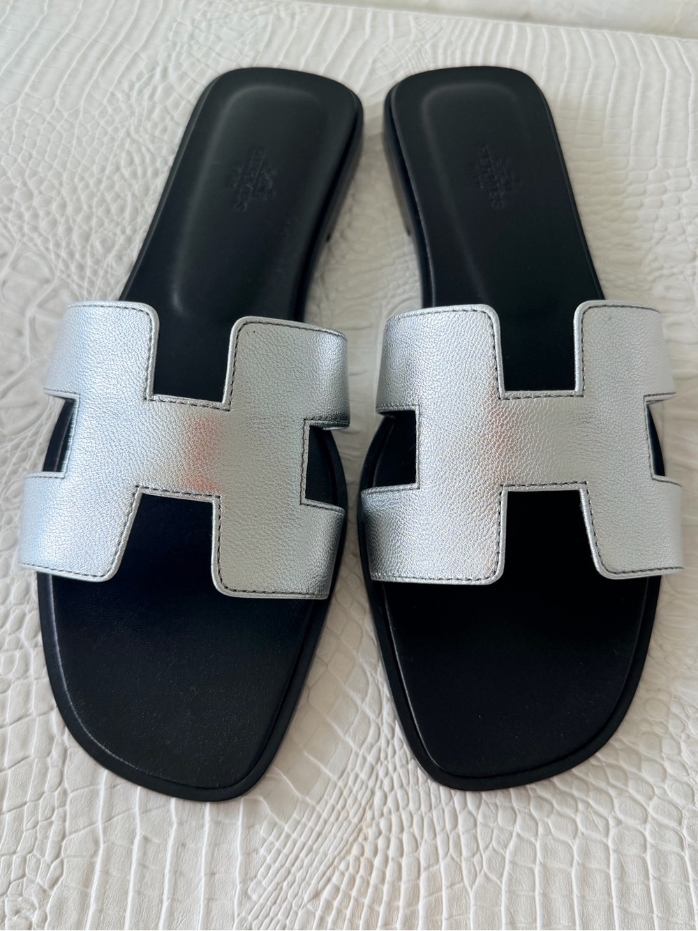 BNIB HERMES ORAN SANDALS Size 40, slides silver metallic goatskin leather. - Picture 4 of 13